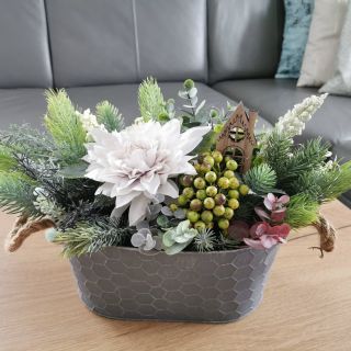 Zimní truhlíček laděný do bílé 🤍 #zimnivyzdoba #kvetiny #umelekvetiny #nevonialenevadnou #domov #dekorace #design...