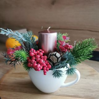 Malý, ale hezký ✨ svícínek v hrnečku. V různých barevných kombinacích na www.lapuerta.cz #vanoce #zima #zimnivyzdoba...